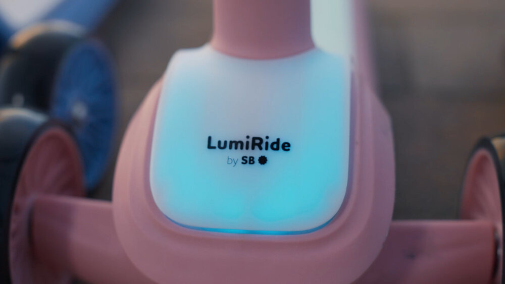 Hulajnoga dla dzieci SUN BABY Lumiride J02.024.0.3 Różowy antyposlizgowy podest wymiary 14 cm w najszerszym miejscu dlugosc 30 cm powloka antyposlizgowa o specjalnej fakturze bezpieczne podrozowanie stabilna postawa