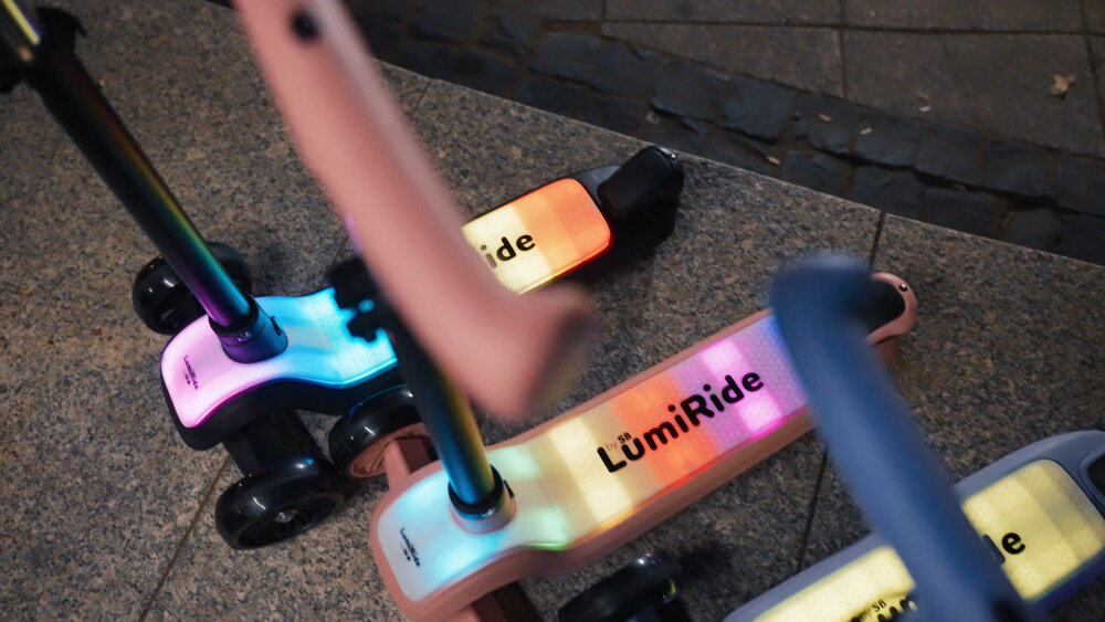 Hulajnoga dla dzieci SUN BABY Lumiride J02.024.0.3 Różowy z trwalych materialow aluminiowa kierownica nylonowy podest stabilna trwala konstrukcja wyjmowana kierownica niewielkie wymiary 56,5 x 29,2 x 17,9 cm poreczna