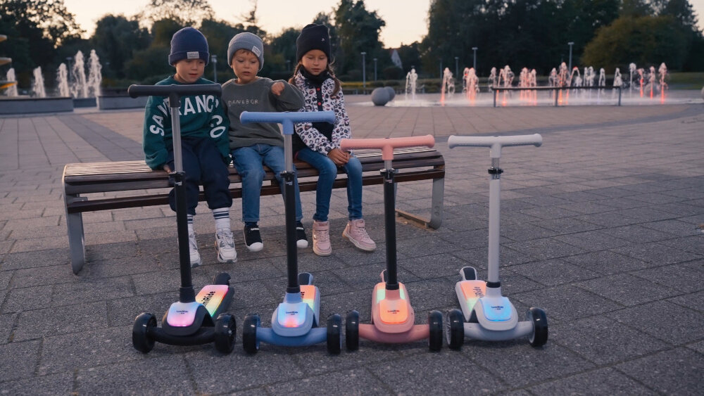 Hulajnoga dla dzieci SUN BABY Lumiride różowaJ02.024.0.3 Różowy 3 kolka dwa z przodu jedno z tylu trojkolowa konstrukcja stabilnosc bezpieczenstwo komfort solidne kolka z materialu PU o srednicy 12 cm z przodu i 7 cm z tylu maksymalne obciazenie do 50 kg