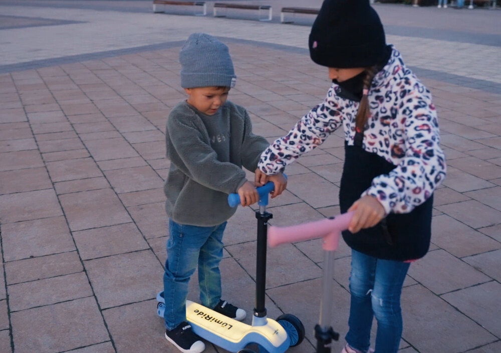 Hulajnoga dla dzieci SUN BABY Lumiride J02.024.0.4 Niebieski zabawa radosc bezpieczenstwo magia swiatla LED