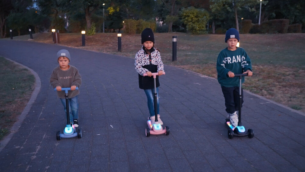 Hulajnoga dla dzieci SUN BABY Lumiride J02.024.0.4 Niebieski dla dzieci powyzej 3 roku zycia zabawa pelna swiatel i radosci niebieska innowacyjny design funkcjonalnosc bezpieczenstwo rozwoj rownowagi koordynacji ruchowej kreatywnosci dziecka efektowne oswietlenie LED praktyczne funkcje