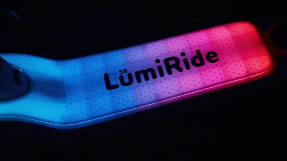 Hulajnoga dla dzieci SUN BABY Lumiride J02.024.0.4 Niebieski 7 kolorow swiatel 20 programow oswietlenia automatyczne wylaczenie po 5 minutach intuicyjny przycisk 3 baterie typu AA na spodzie podest bezpieczne rozwiazanie