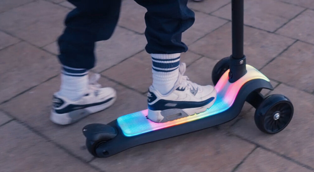 Hulajnoga dla dzieci SUN BABY Lumiride J02.024.0.4 Niebieski bezpieczenstwo tylny hamulec nozny docisnac do tylnego kola kontrola nad pojazdem dostosowanie predkosci