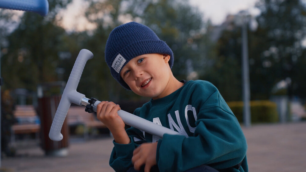 Hulajnoga dla dzieci SUN BABY Lumiride J02.024.0.4 Niebieski regulowana wysokosc kierownicy w zakresie od 64 do 81 cm komfort ergonomia miekkie rekojesci z materialu TPR