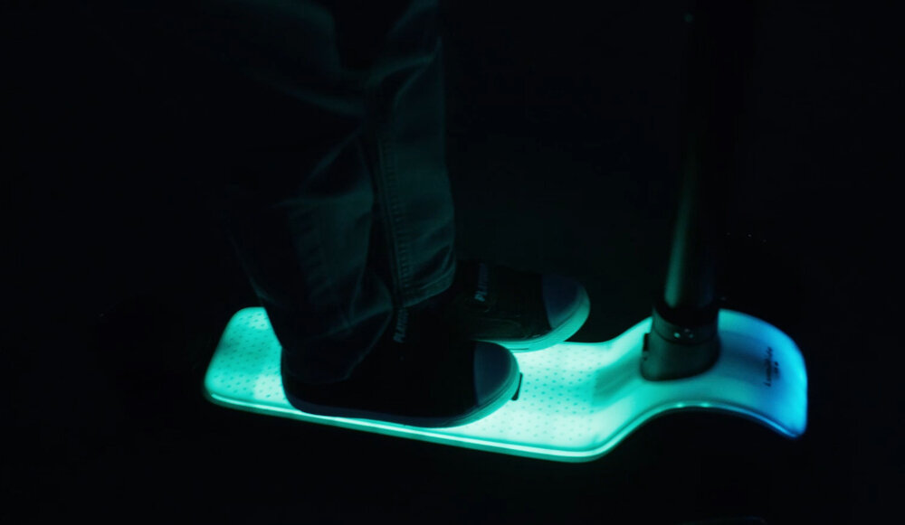 Hulajnoga dla dzieci SUN BABY Lumiride J02.024.0.4 Niebieski antyposlizgowy podest wymiary 14 cm w najszerszym miejscu dlugosc 30 cm powloka antyposlizgowa o specjalnej fakturze bezpieczne podrozowanie stabilna postawa