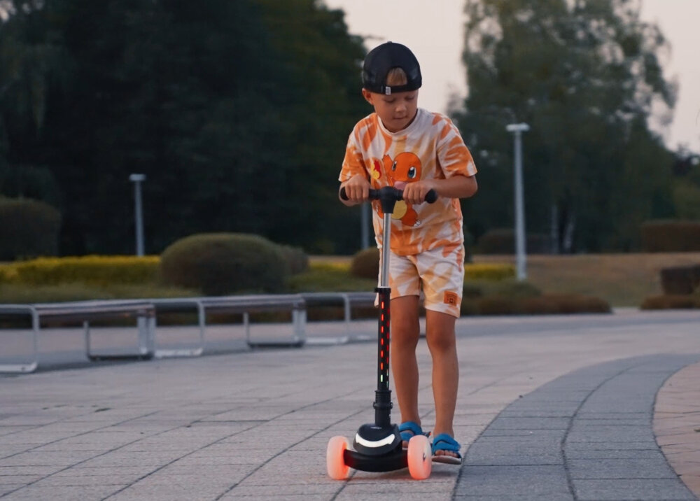 Hulajnoga dla dzieci SUN BABY Lumiride J02.025.0.1 Czarny zabawa radosc bezpieczenstwo magia swiatla LED