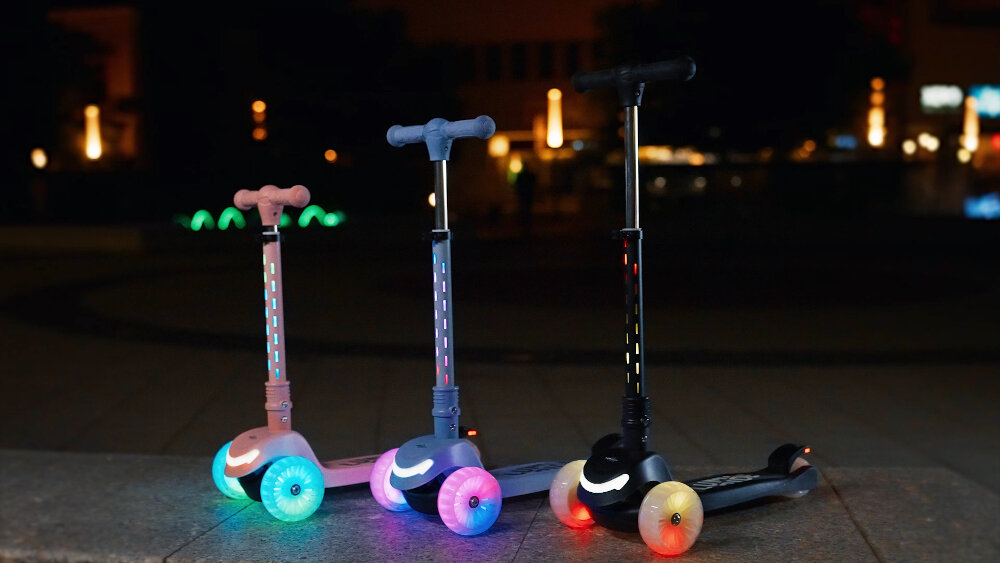 Hulajnoga dla dzieci SUN BABY Lumiride J02.025.0.1 Czarny dla dzieci powyzej 3 roku zycia zabawa pelna swiatel i radosci czarna innowacyjny design funkcjonalnosc bezpieczenstwo rozwoj rownowagi koordynacji ruchowej kreatywnosci dziecka efektowne oswietlenie LED praktyczne funkcje