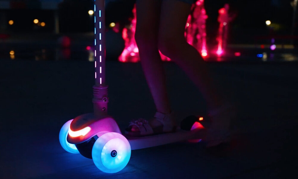 Hulajnoga dla dzieci SUN BABY Lumiride J02.025.0.1 Czarny 7 kolorow swiatel 20 programow oswietlenia automatyczne wylaczenie po 5 minutach intuicyjny przycisk 3 baterie typu AA na spodzie podest bezpieczne rozwiazanie