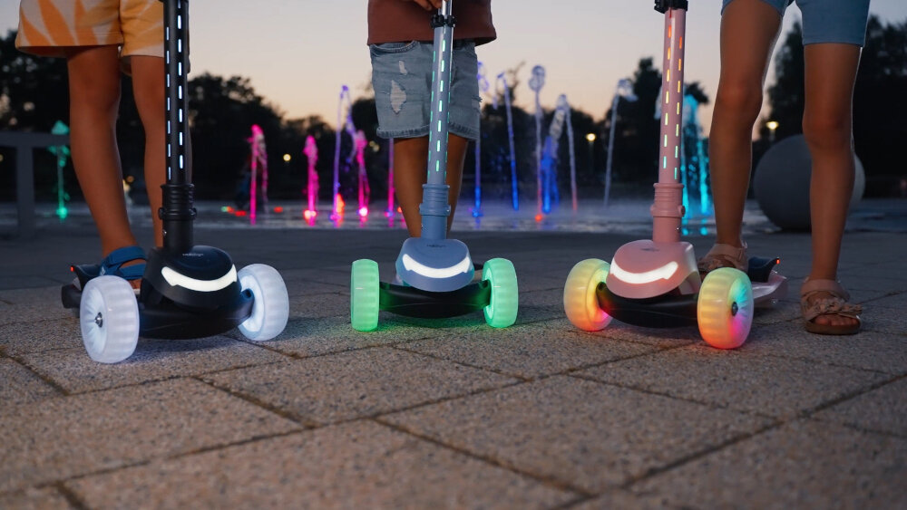 Hulajnoga dla dzieci SUN BABY Lumiride J02.025.0.1 Czarny antyposlizgowy podest wymiary 12,5 cm w najszerszym miejscu dlugosc 27 cm powloka antyposlizgowa o specjalnej fakturze bezpieczne podrozowanie stabilna postawa