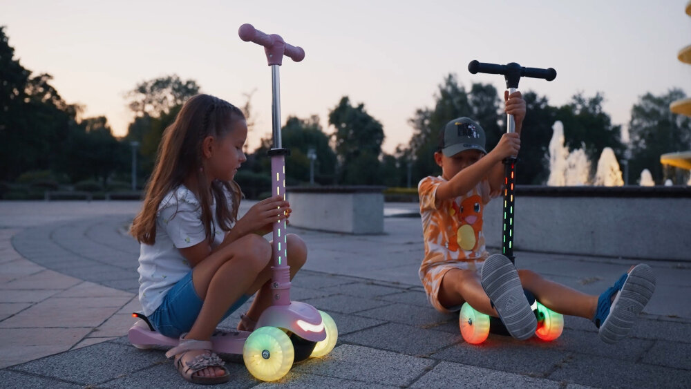 Hulajnoga dla dzieci SUN BABY Lumiride J02.025.0.1 Czarny z trwalych materialow aluminiowa kierownica nylonowy podest stabilna trwala konstrukcja niewielkie wymiary 59,2 x 26,8 x 16,2 cm poreczna