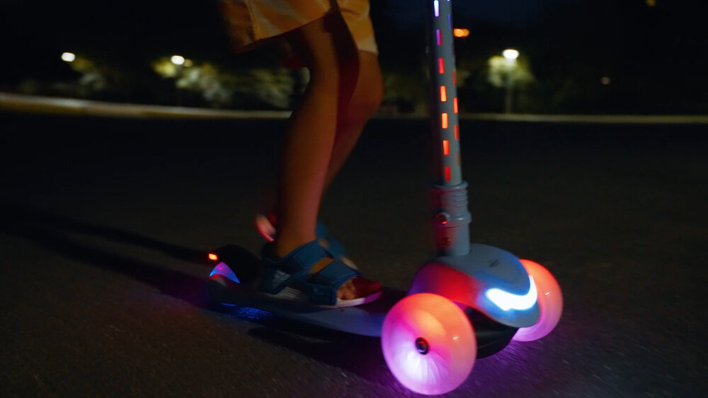 Hulajnoga dla dzieci SUN BABY Lumiride J02.025.0.1 Czarny 3 kolka dwa z przodu jedno z tylu trojkolowa konstrukcja stabilnosc bezpieczenstwo komfort solidne kolka z materialu PU o srednicy 12 cm z przodu i 7,5 cm z tylu maksymalne obciazenie do 50 kg