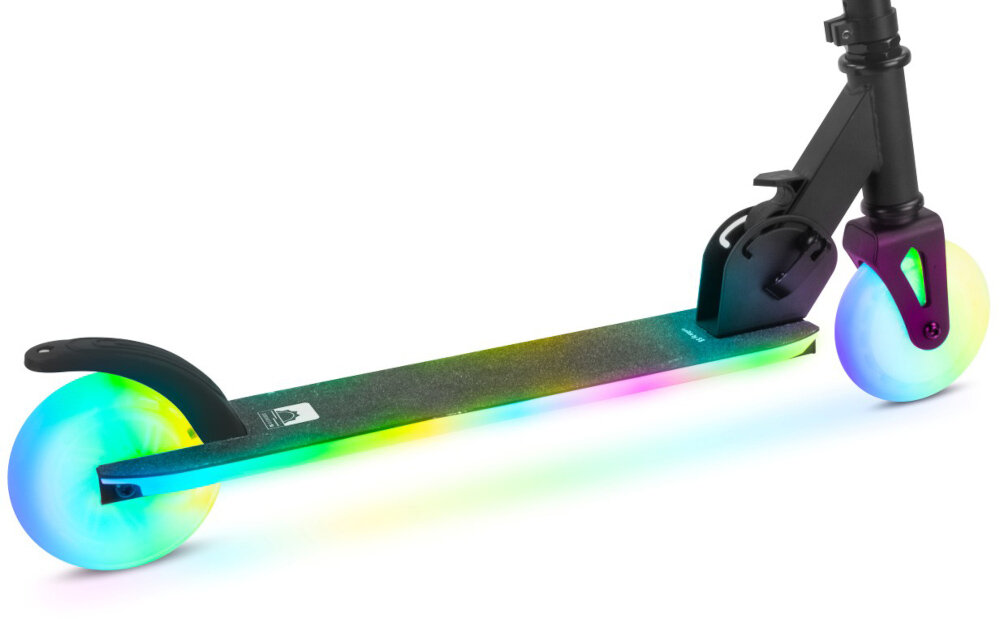 Hulajnoga dla dzieci SUN BABY Lumiride J02.026.0.1 Czarny zbliżenie na podest i koła 7 kolorów świateł 20 programów oświetlenia automatyczne wyłączanie po 5 minutach intuicyjny przycisk 3 baterie typu AA na spodzie podestu bezpieczne rozwiązanie