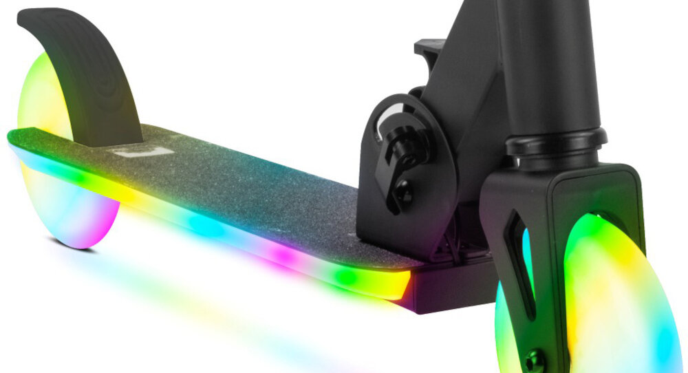 Hulajnoga dla dzieci SUN BABY Lumiride J02.026.0.1 Czarny zbliżenie na podest antypoślizgowy podest wymiary 9,5 cm w najszerszym miejscu długość 46 cm powłoka antypoślizgowa o specjalnej fakturze bezpieczne podrożowanie stabilna postawa