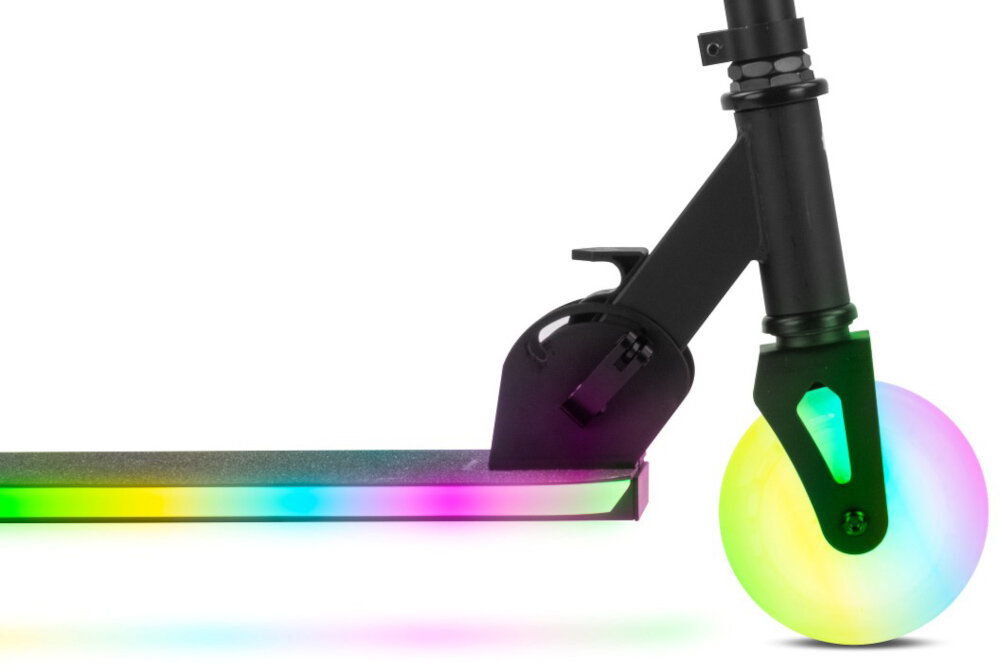 Hulajnoga dla dzieci SUN BABY Lumiride J02.026.0.1 Czarny zbliżenie na przednie koło z trwałych materiałów aluminiowa kierownica nylonowy podest stabilna trwała konstrukcja składane uchwyty niewielkie wymiary 67,5 x 34,4 x 22 cm poręczna