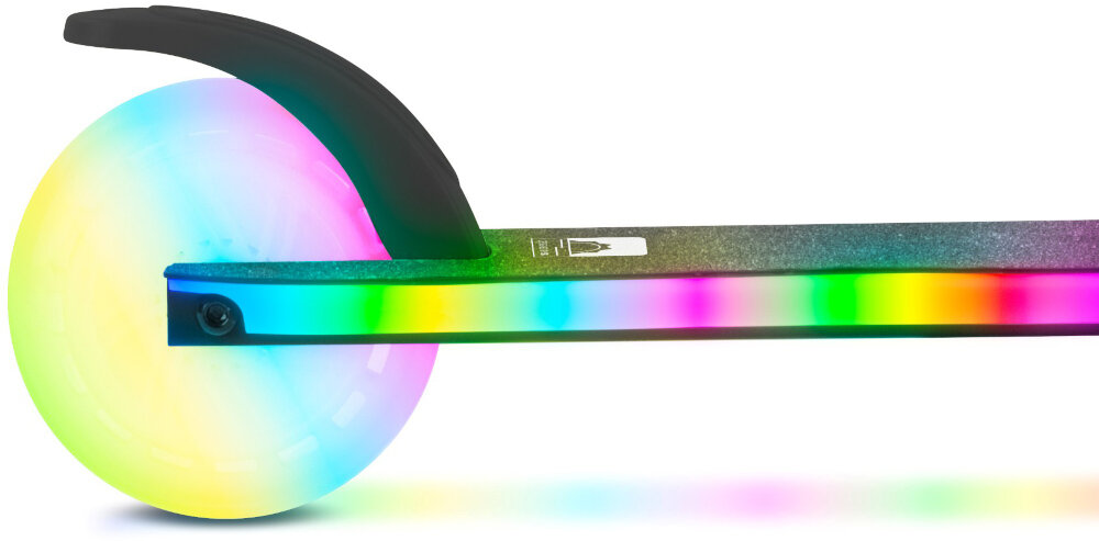 Hulajnoga dla dzieci SUN BABY Lumiride J02.026.0.1 Czarny zbliżenie na tylne koło dwa kółka stabilna bezpieczna komfortowa jazda solidne kółka z materiału PU o średnicy 13 cm maksymalne obciążenie do 50 kg