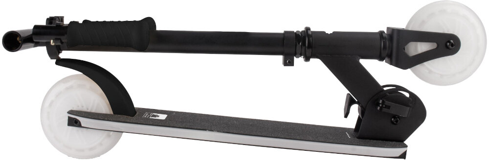 Hulajnoga dla dzieci SUN BABY Lumiride J02.026.0.1 Czarny hulajnoga w pozycji złożonej składana konstrukcja zajmuje niewiele miejsca waga 3,2 kg