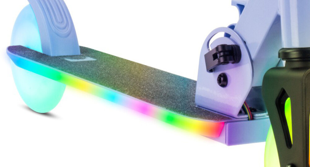 Hulajnoga dla dzieci SUN BABY Lumiride J02.026.0.4 Niebieski zbliżenie na podest antypoślizgowy podest wymiary 9,5 cm w najszerszym miejscu długość 46 cm powłoka antypoślizgowa o specjalnej fakturze bezpieczne podrożowanie stabilna postawa