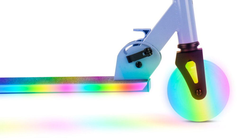 Hulajnoga dla dzieci SUN BABY Lumiride J02.026.0.4 Niebieski zbliżenie na przednie koło z trwałych materiałów aluminiowa kierownica nylonowy podest stabilna trwała konstrukcja składane uchwyty niewielkie wymiary 67,5 x 34,4 x 22 cm poręczna