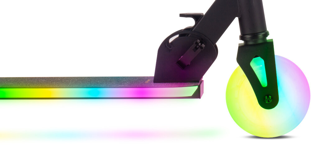 Hulajnoga dla dzieci SUN BABY Lumiride J02.026.0.5 Czarno-żółty zbliżenie na przednie koło z trwałych materiałów aluminiowa kierownica nylonowy podest stabilna trwała konstrukcja składane uchwyty niewielkie wymiary 67,5 x 34,4 x 22 cm poręczna