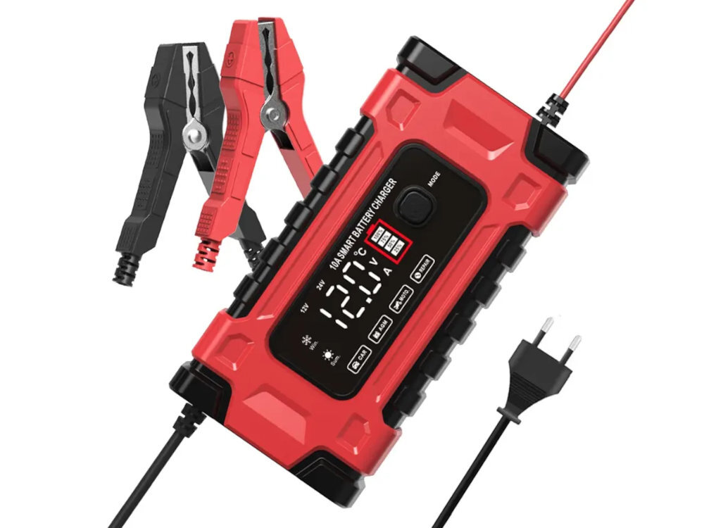 Prostownik EXTRALINK dwa popularne standardy napięcia 12 V oraz 24 V akumulatorów w samochodach osobowych, motocyklach, quadach, łodziach czy pojazdach terenowych - prostownik z żabkami na białym tle od góry