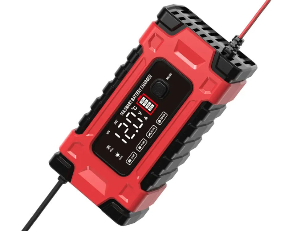 Prostownik EXTRALINK zestaw zabezpieczeń chroniących instalację i akumulator ochronę przed przepięciem, zwarciem, odwrotną polaryzacją oraz przegrzaniem wbudowany wentylator Stabilna konstrukcja i kontrola temperatury - prostownik na białym tle pod skosem