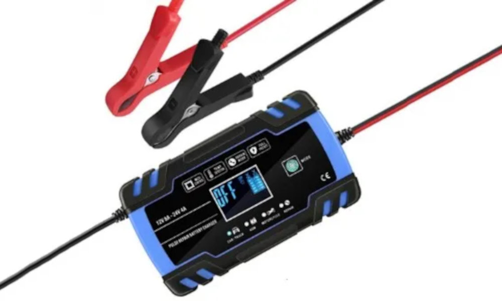 Prostownik EXTRALINK dwa popularne standardy napięcia 12 V oraz 24 V akumulatorów w samochodach osobowych, motocyklach, quadach, łodziach czy pojazdach terenowych - prostownik z żabkami na białym tle od góry