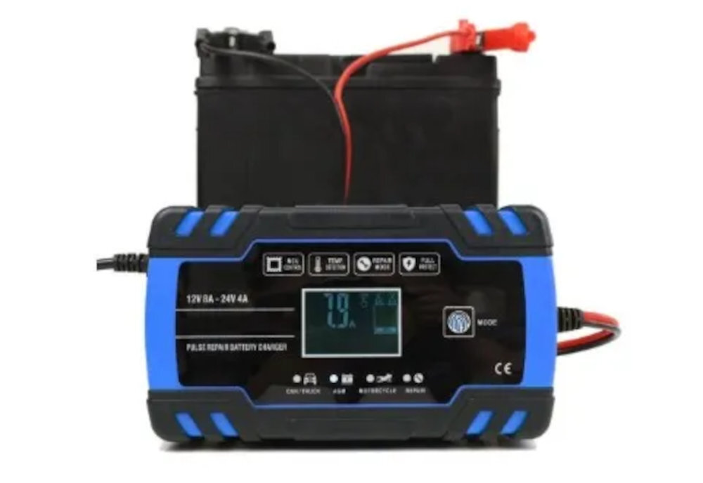 Prostownik EXTRALINK Wbudowany wyświetlacz LCD poziom napięcia, natężenie prądu oraz aktualny etap ładowania akumulatora Czytelny ekran - prostownik na białym tle poziomo z akumulatorem