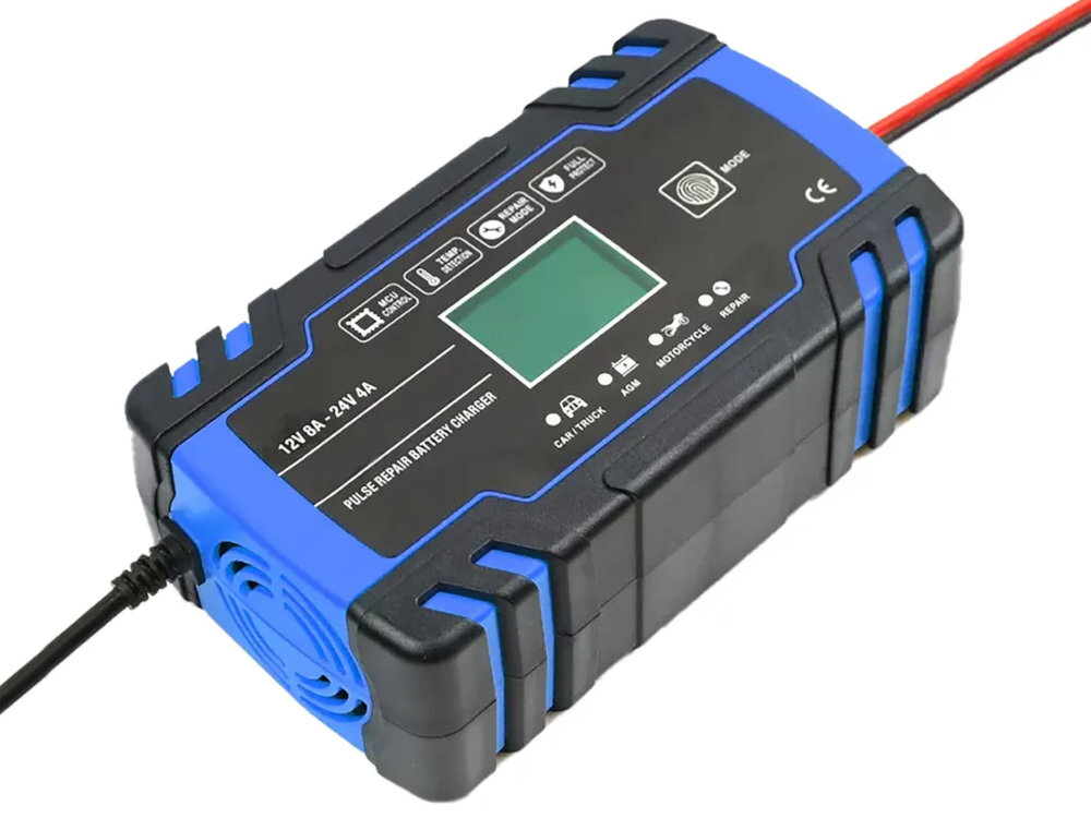 Prostownik EXTRALINK zestaw zabezpieczeń chroniących instalację i akumulator ochronę przed przepięciem, zwarciem, odwrotną polaryzacją oraz przegrzaniem wbudowany wentylator Stabilna konstrukcja i kontrola temperatury - prostownik na białym tle pod skosem