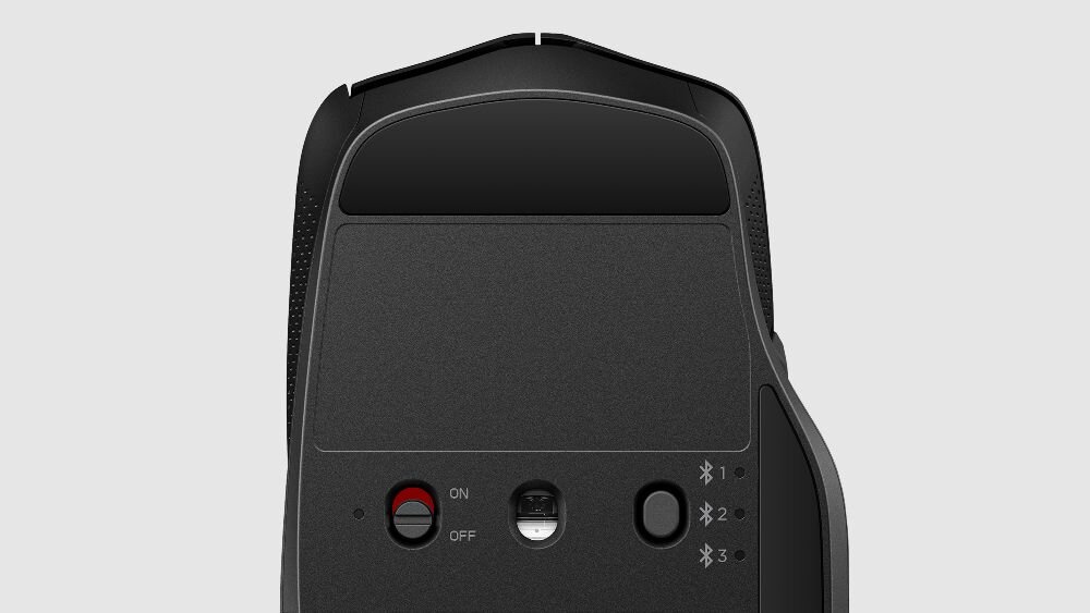 HP 480 Comfort Technologia Bluetooth® 5.3 trzema sprzętami jednocześnie - Spód bezprzewodowej myszy HP 480 Comfort z widocznym przełącznikiem zasilania i przyciskiem parowania Bluetooth.