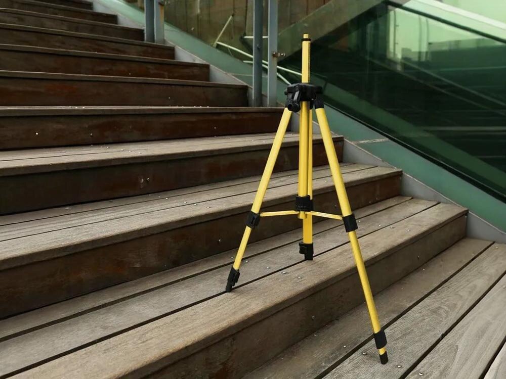 Statyw do poziomicy EXTRALINK EX.21267, statyw, poziomica, stabilność, precyzja, statyw postawiony na na schodach z rozstawem różnego poziomu nóg