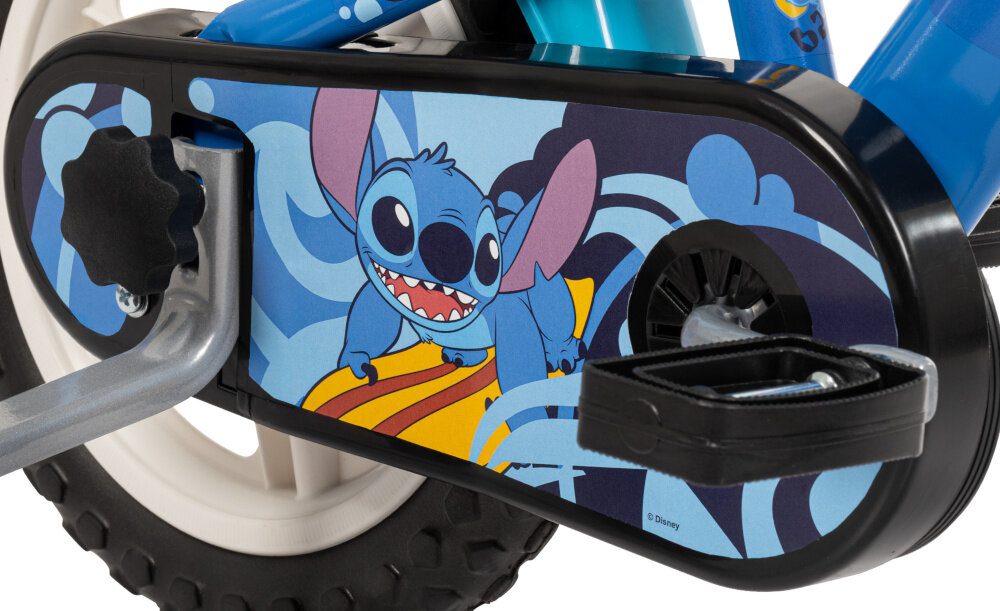 Rower dziecięcy HUFFY Stitch 22864W 12 cali Niebieski zbliżenie na osłonę łańcucha boczne i osłonę łańcucha zdjęcie na białym tle boczne kółka asekurują dziecko w początkowej fazie nauki boczne kółka można łatwo usunąć osłona łańcucha kolorowa grafika z wizerunkiem Stitcha zabezpiecza łańcuch przed brudem