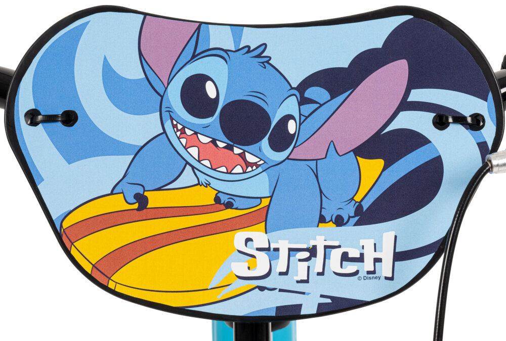 Rower dziecięcy HUFFY Stitch 22864W 12 cali Niebieski zbliżenie na plakietkę kolorowa plakietka z wizerunkiem uwielbianego Stitcha na kierownicy przyciąga uwagę wywołuje uśmiech źródło radości i motywacji do codziennej aktywności zachęca do samodzielnej jazdy