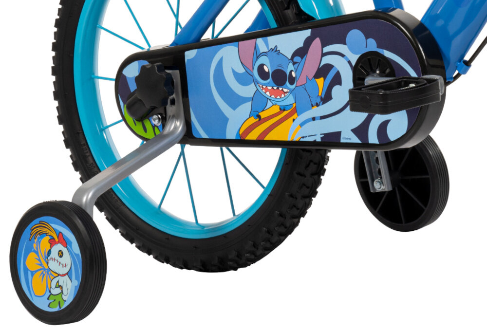 Rower dziecięcy HUFFY Stitch 21984W 16 cali Niebieski zbliżenie na kółka boczne i osłonę łańcucha zdjęcie na białym tle boczne kółka asekurują dziecko w początkowej fazie nauki boczne kółka można łatwo usunąć osłona łańcucha kolorowa grafika z wizerunkiem Stitcha zabezpiecza łańcuch przed brudem
