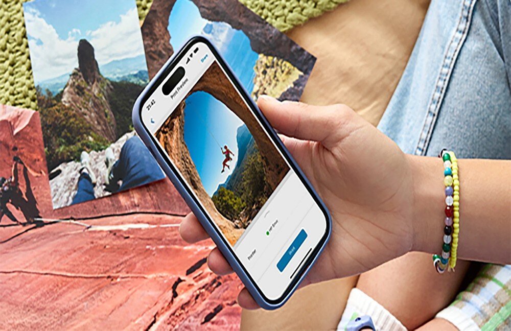 Urządzenie wielofunkcyjne HP ENVY 6520e osoba trzymająca smartfona z włączoną aplikając HP łączność Wi-Fi