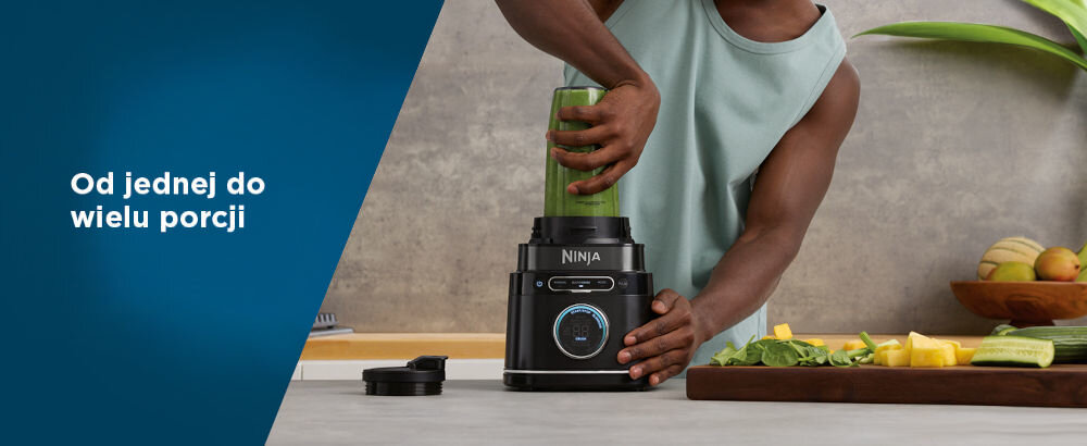 Blender kielichowy NINJA Detect Power Pro TB301EU + 2 bidony w komplecie blender czarna podstawa wyświetlacz blender stoi na blacie osoba trzyma blender zielony napój funkcje tradycyjnego blendera kielichowego oraz osobistego praktyczne bidony na jedną porcję większa porcja dla całej rodziny kielich o pojemności 2,1 l szybka prosta wymiana dzbanków na podstawie komfort użytkowania wszechstronne urządzenie