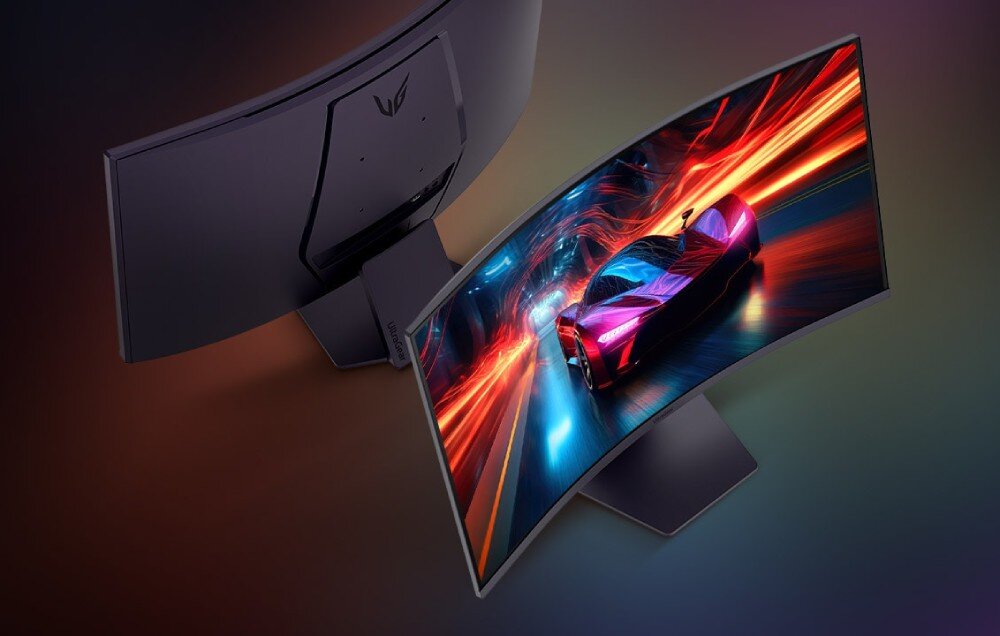 Монітор LG UltraGear 32GS60QC-B.AEUQ. Вид зверху на вигнутий монітор та його задню панель. На екрані динамічна сцена автоперегонів з розмитими різнокольоровими вогнями, рамкою, дизайном, регулюванням нахилу