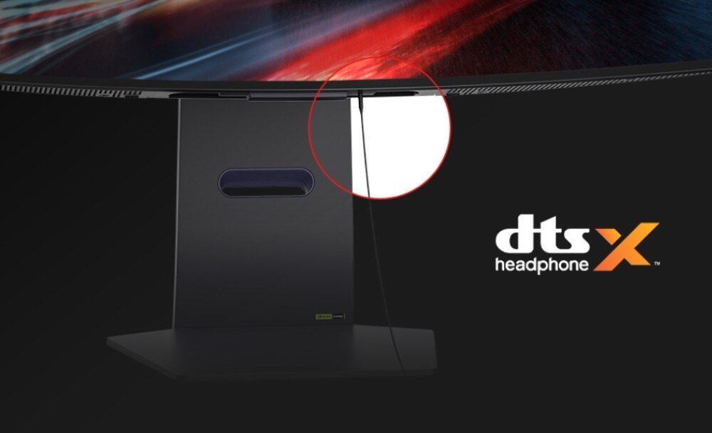 Monitor LG UltraGear 32GS95UV-B.AEU Zbliżenie na podstawę monitora z podłączonym przewodem słuchawkowym. W prawym dolnym rogu widoczne logo 'dts headphone:X', wyjście słuchawkowe, dźwięk przestrzenny