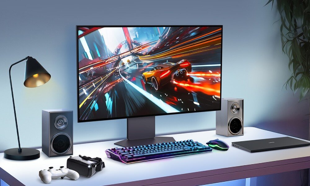 Monitor LG UltraGear 32GS95UV-B.AEU Monitor ustawiony na biurku w pokoju, wyświetlający wyścig samochodowy. Na biurku znajdują się klawiatura RGB, myszka, laptop, kontrolery, VR oraz głośniki. Po lewej stronie stoi lampka, przekątna, cechy, zalety