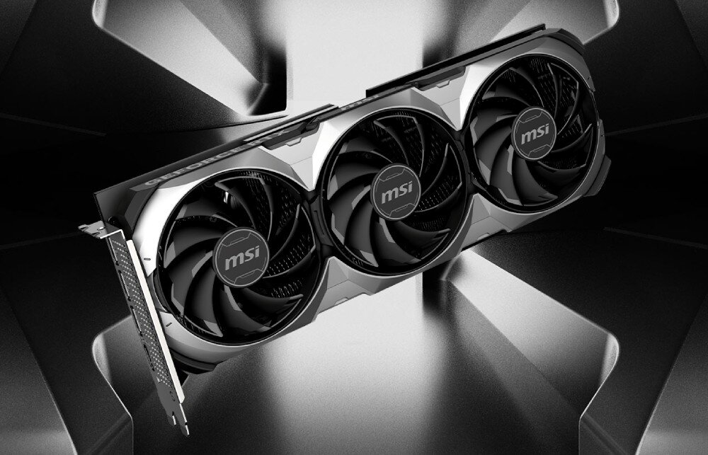Karta graficzna MSI GeForce RTX 4070 Ventus 3X E1 12GB OC Karta graficzna z trzema dużymi wentylatorami umieszczona na tle w odcieniach czerni i srebra, widoczna pod lekkim kątem z boku, opis