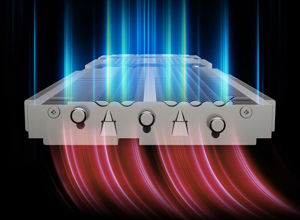 Karta graficzna MSI GeForce RTX 4070 Ventus 3X E1 12GB OC Widok od przodu na radiator karty z czterema śrubami, przez który przechodzi wizualizacja przepływu powietrza w postaci czerwonych i niebieskich smug, wentylacja, backplate