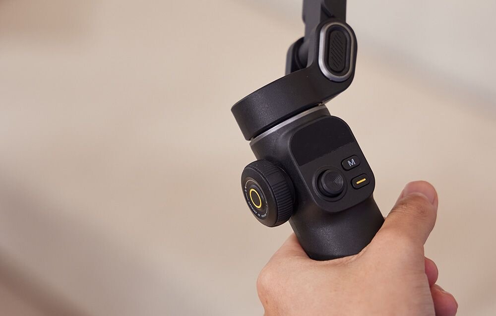 Gimbal AOCHUAN X2 oferujący wybór 4 trybów pracy F, POV, DM oraz GO.