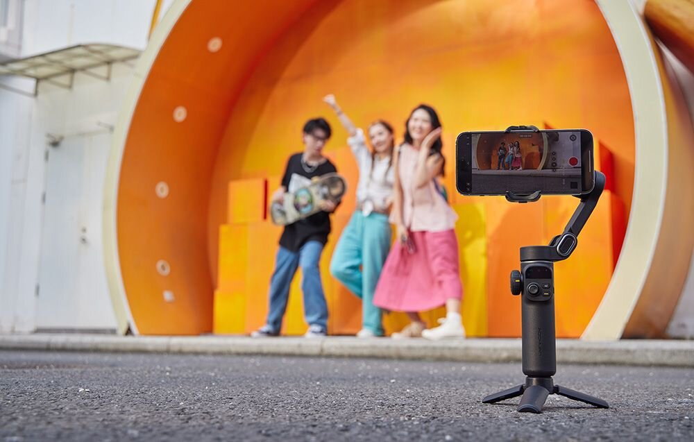 Gimbal AOCHUAN X2 z rozłożonym teleskopowym wysięgnikiem 200 mm do ujęć grupowych i vlogów.