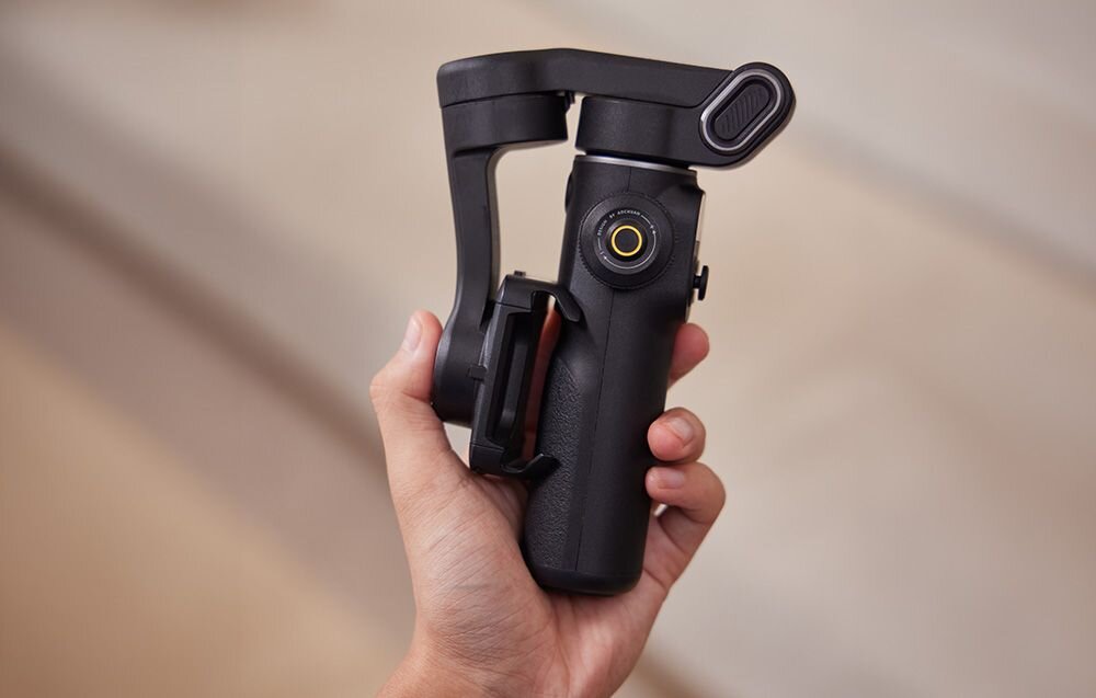 Złożony gimbal AOCHUAN X2 o wadze 365 g i wymiarach 165 × 110 × 53 mm gotowy do transportu.