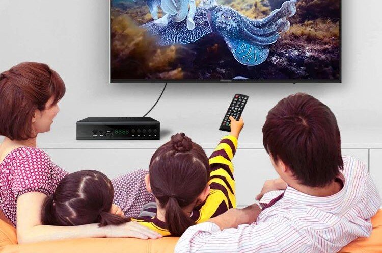 Dekoder EXTRALINK DVB-T2 HEVC H.265 Full HD DVB-T2 H.265 obsługa MUX metalowa obudowa, dekoder stojący na komodzie , rodzina oglądająca film na telewizorze