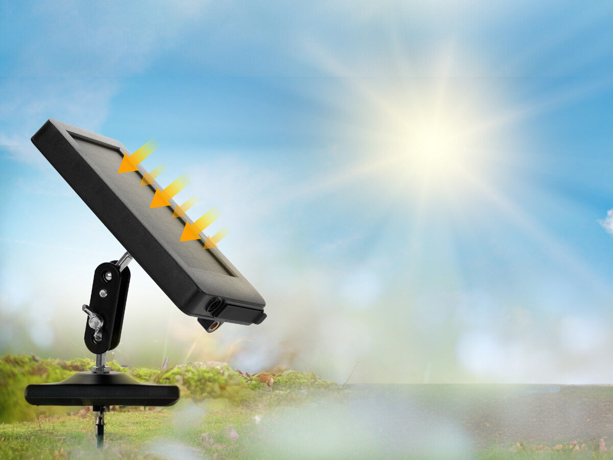 Panel słoneczny REDLEAF RD3019 Pro, wydajne ładowanie, deszcz, mrozoodporny, szczelna obudowa, Panel słoneczny Redleaf ustawiony pod kątem na uchwycie, promienie nasłonecznienia pokazane graficznie.