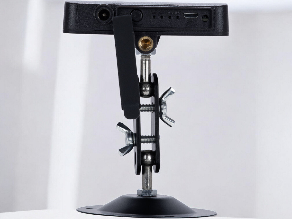 Panel słoneczny REDLEAF RD3019 Pro, obsługa, kompatybilność, złącza, stabilność pracy, Szczegółowy widok uchwytu montażowego panelu słonecznego, pokaz elementów mocujących i złącz.