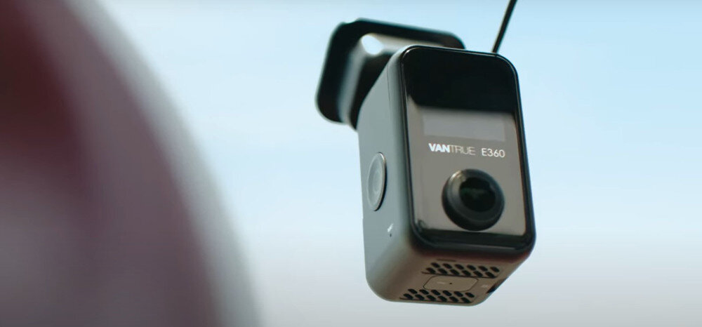 Wideorejestrator VANTRUE E360 LTE 2CH - Widok panoramiczny 360°, kamera zamocowana na szybie samochodu