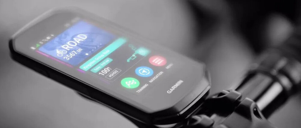 Nawigacja rowerowa GARMIN EDGE 1050 3.5 010-02890-01 ciemne tło nawigacja umieszczona na kierownicy rowerowej kontrola wsparcie planowanie trasy kontrola analiza