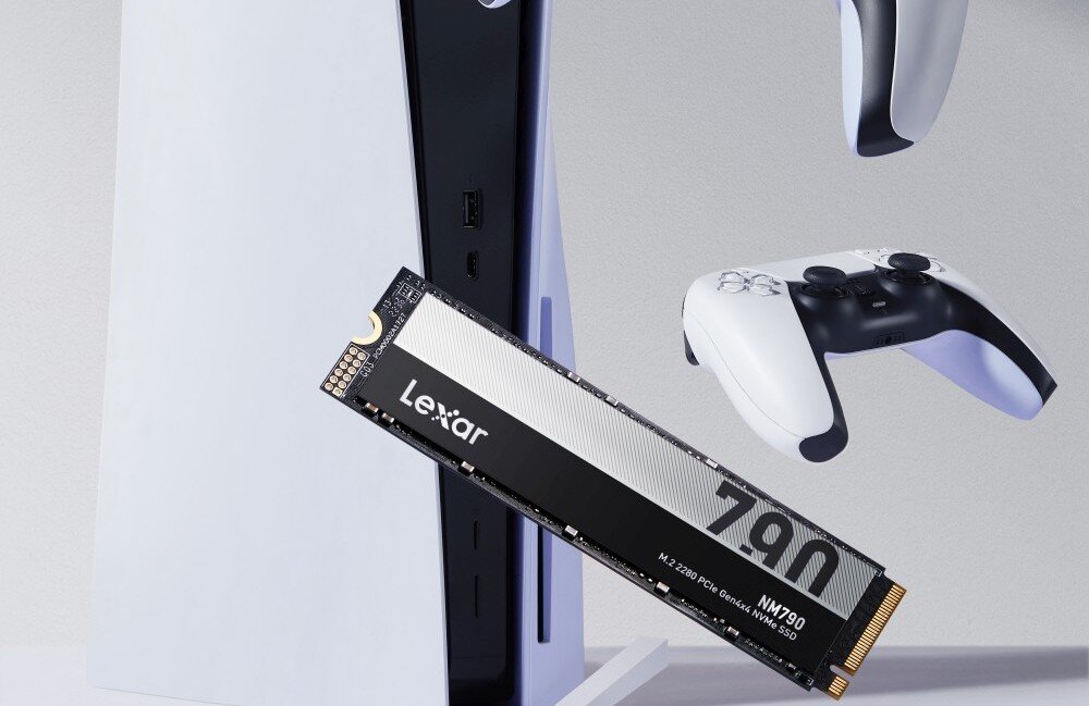 Dysk LEXAR NM790 8TB SSD Dysk przedstawiony na tle konsoli do gier z kontrolerami w stylu białym i czarnym, ustawionymi na stojaku, format, wielkość, kompatybilność