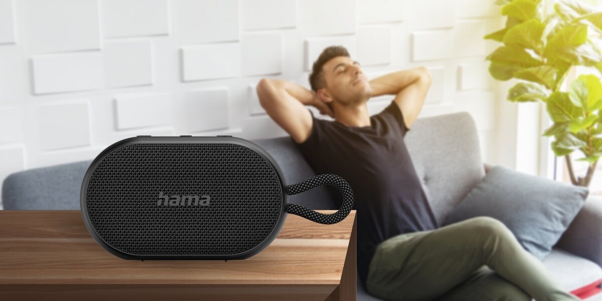 Głośnik mobilny HAMA Buddy 3.0 - Moc muzyki i mobilność, głośnik stojący na stoliku w salonie